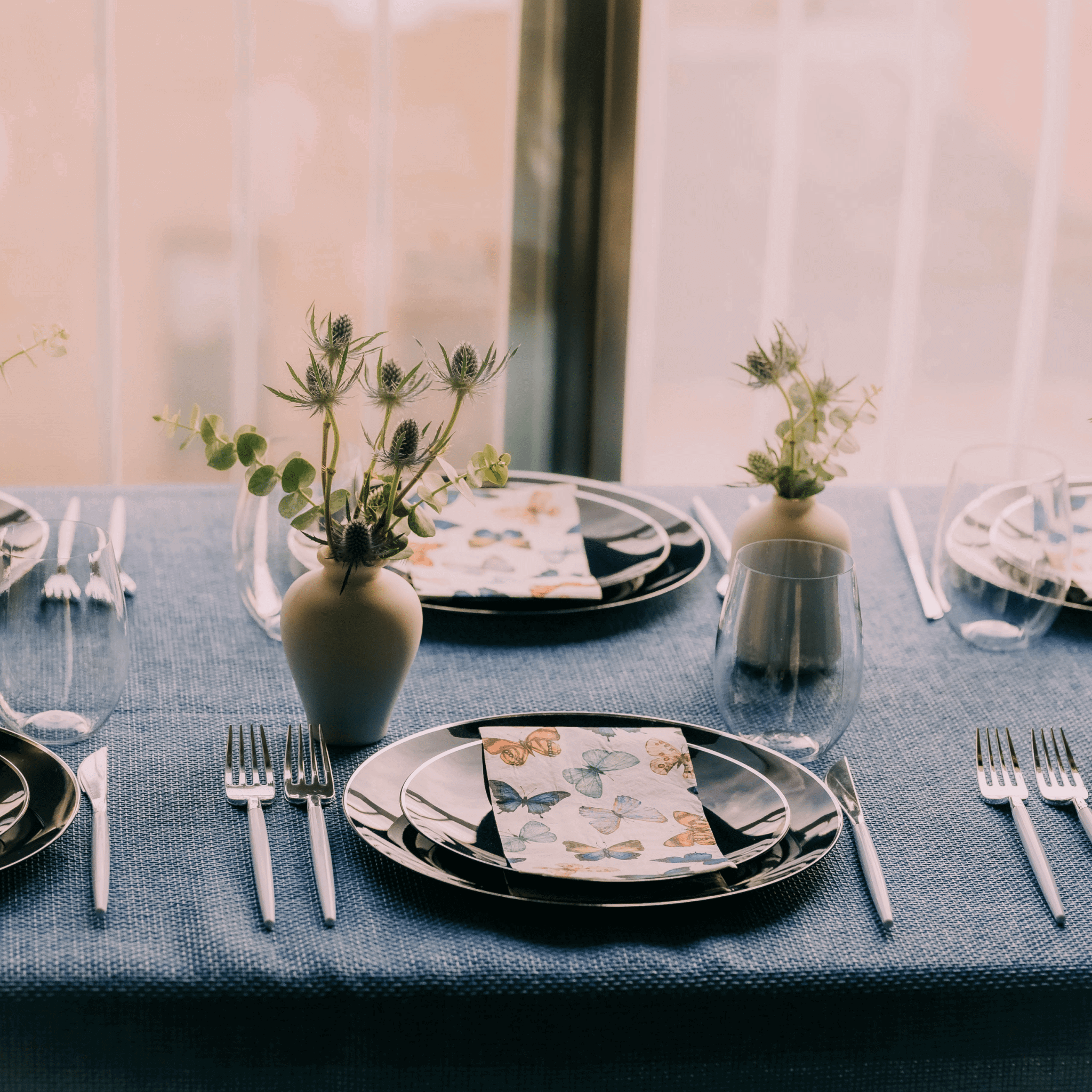 10 In. Classic Navy Design Plastic Plates | 120 Count