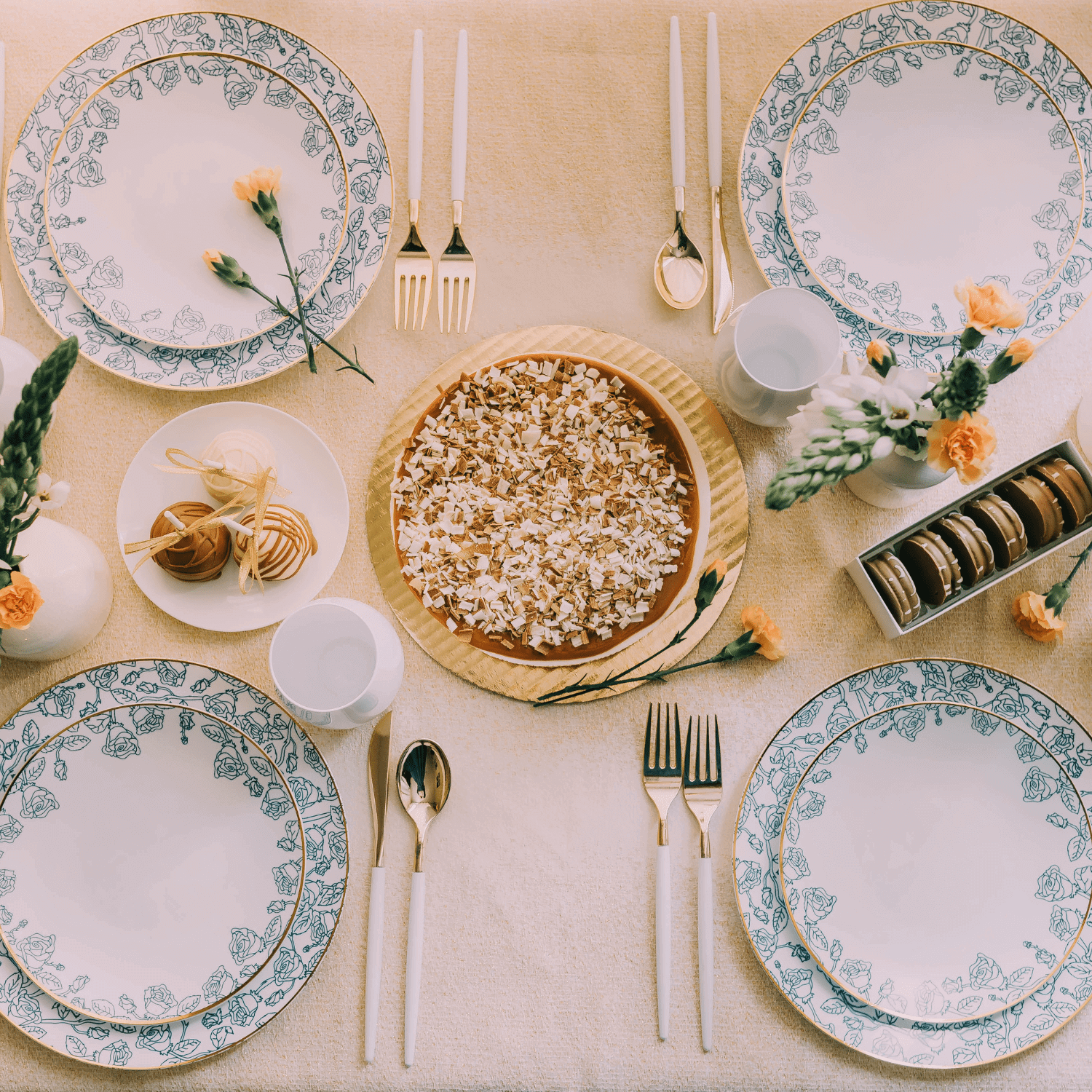 10 In. Roses Design Plastic Plates | 120 Count