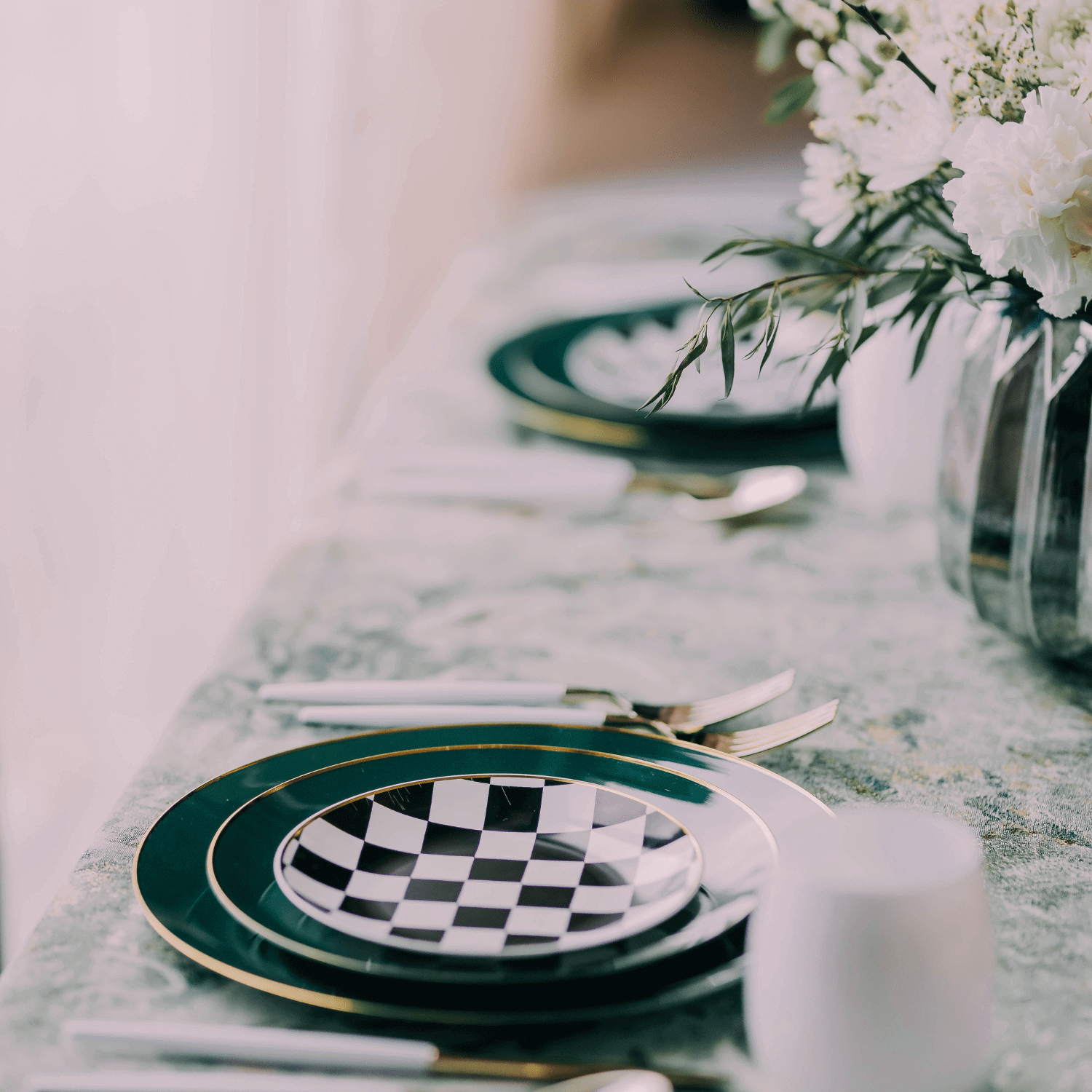 8 In. Green Classic Design Plates | 10 Count