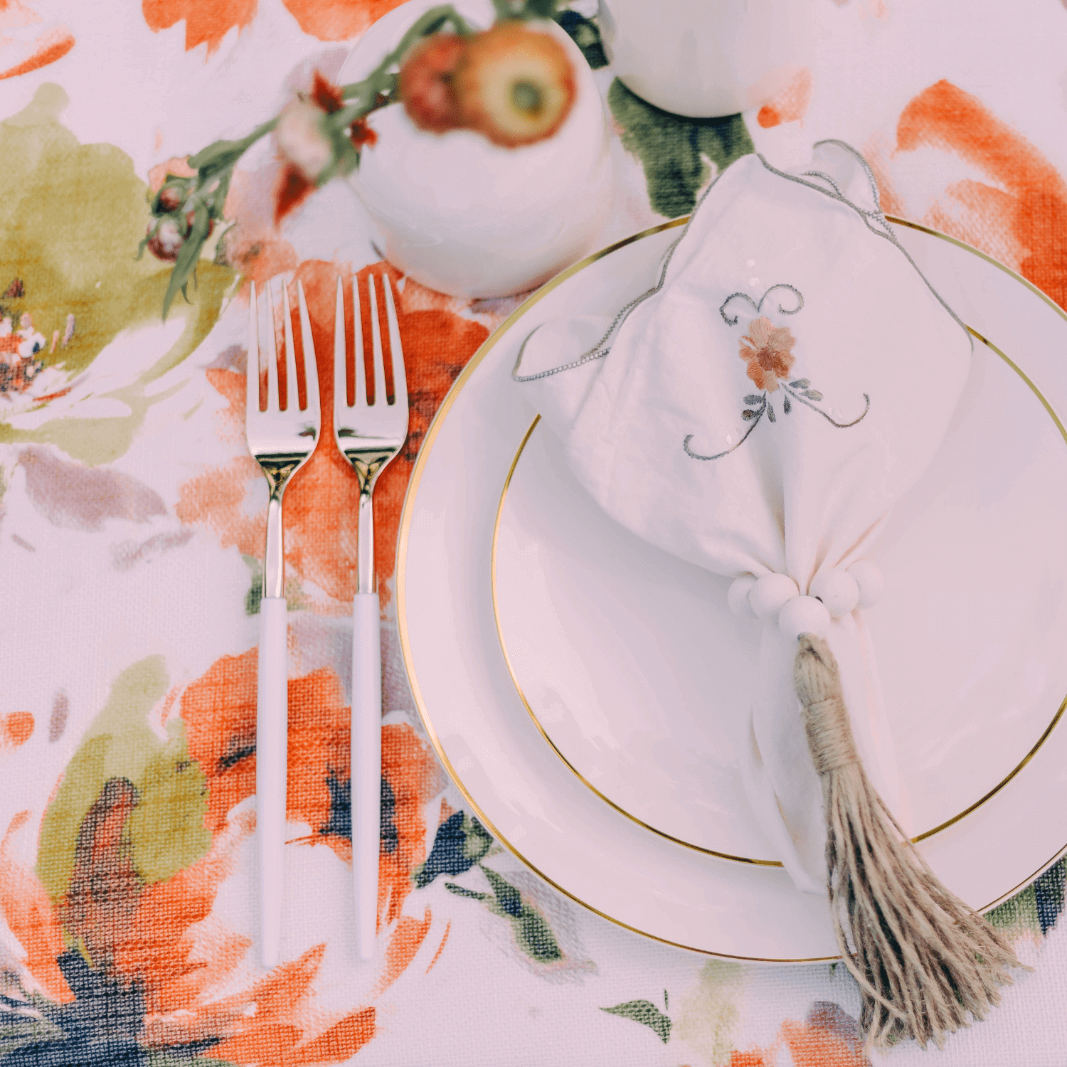 8 In. Classic Ivory Design Plastic Plates | 120 Count