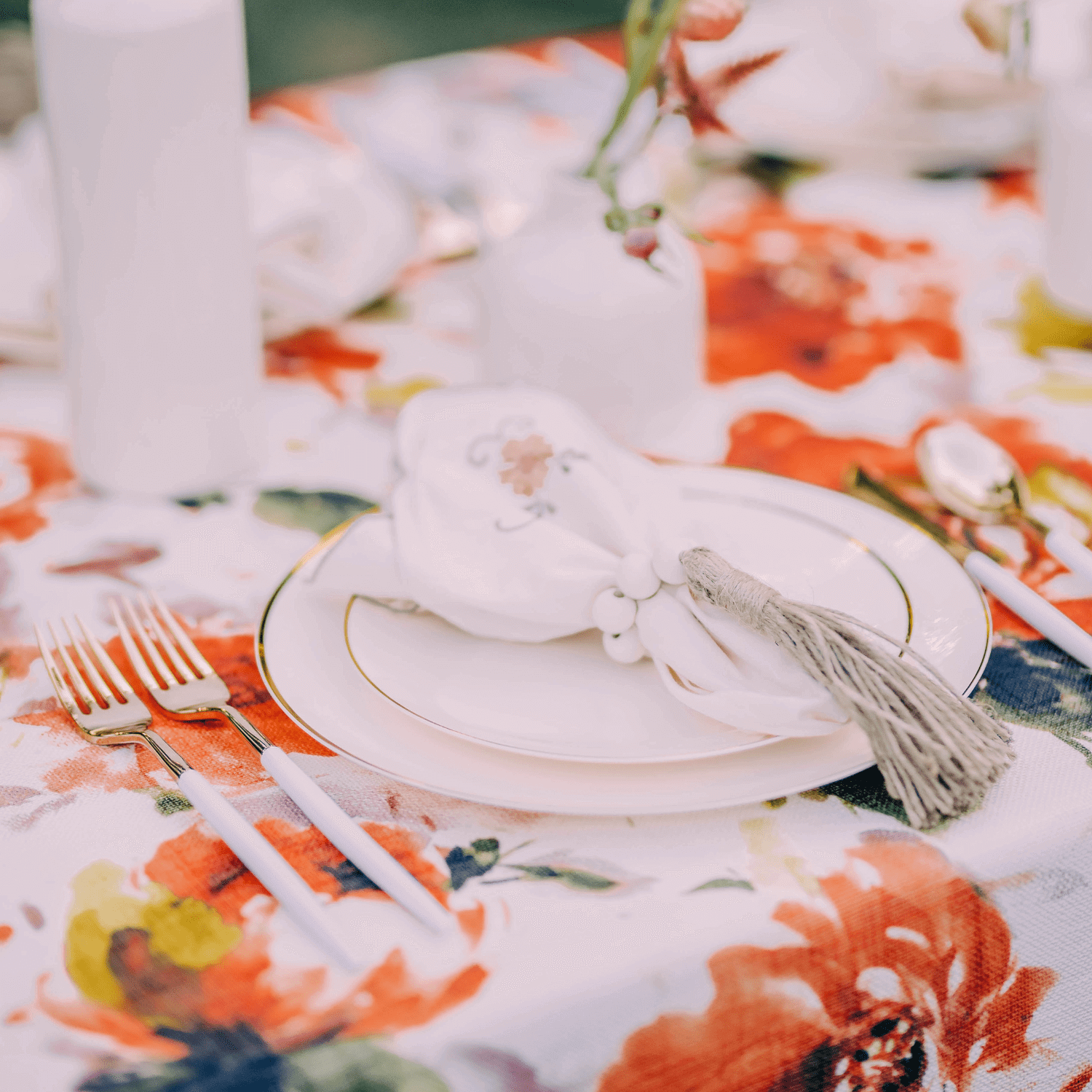 8 In. Ivory Classic Design Plates | 10 Count