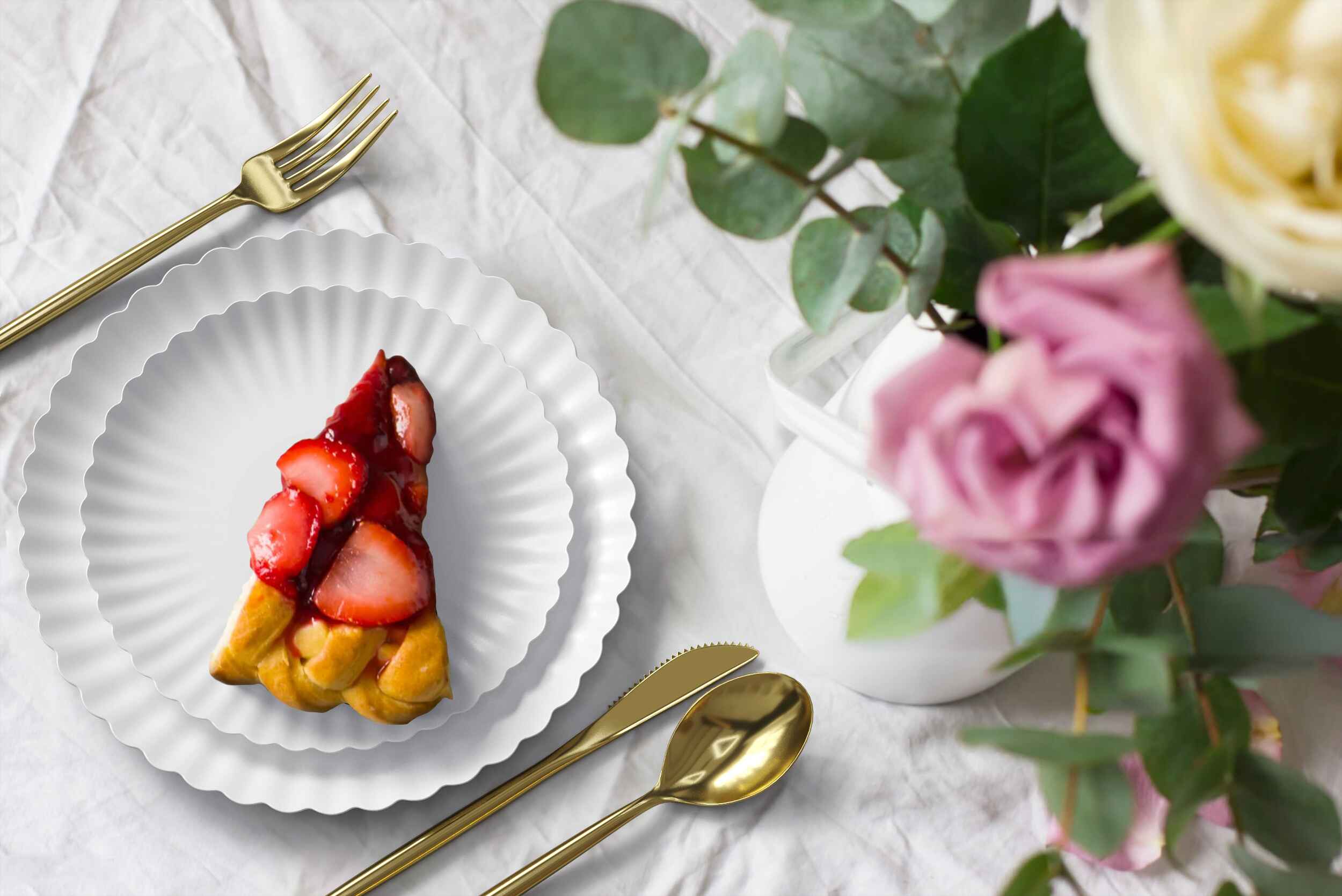 8.5 In. Scalloped Paper Plates - Snow | 10 Count