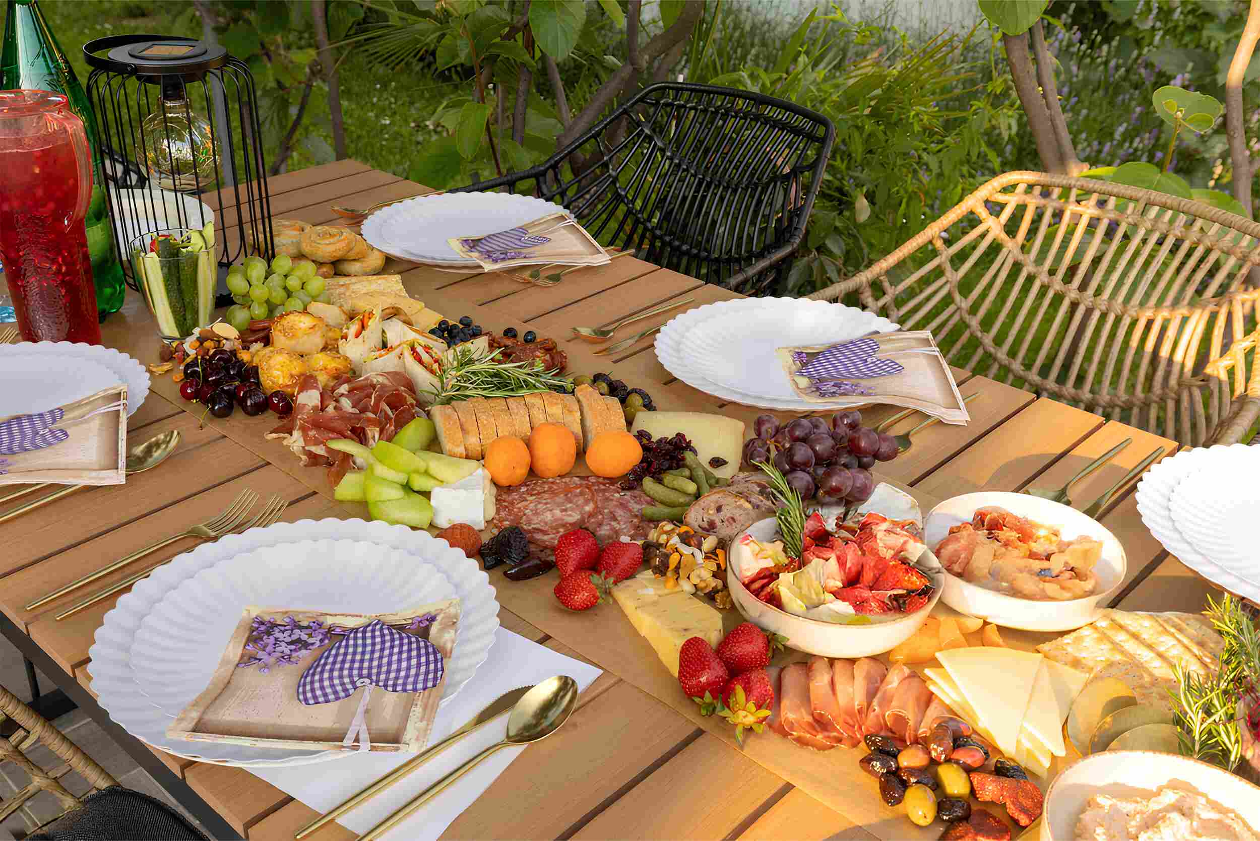 8.5 In. Scalloped Paper Plates - Snow | 10 Count