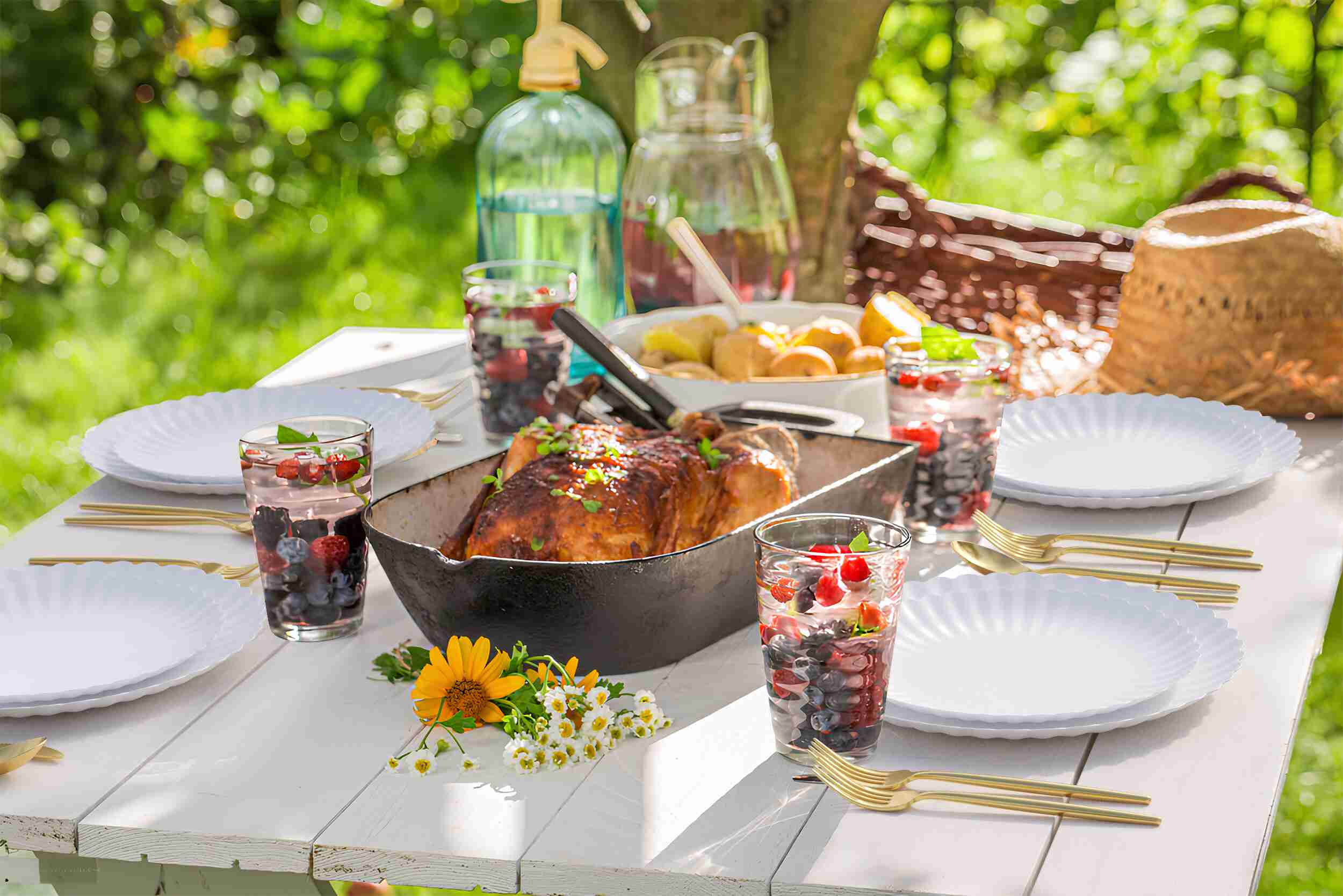 8.5 In. Scalloped Paper Plates - Snow | 10 Count